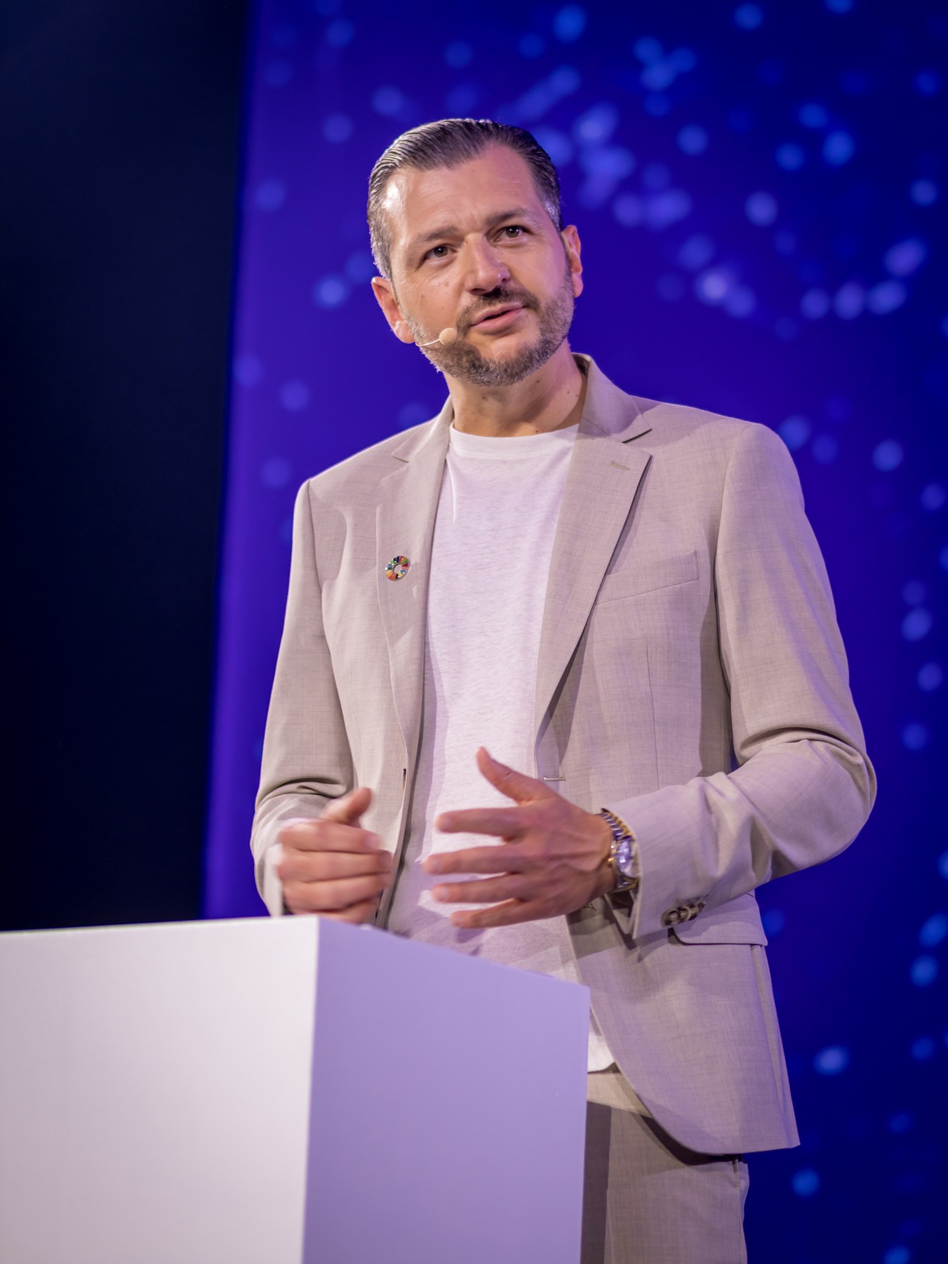 Chief Poetic Officer Vincent Avanzi speaking in front of an audience