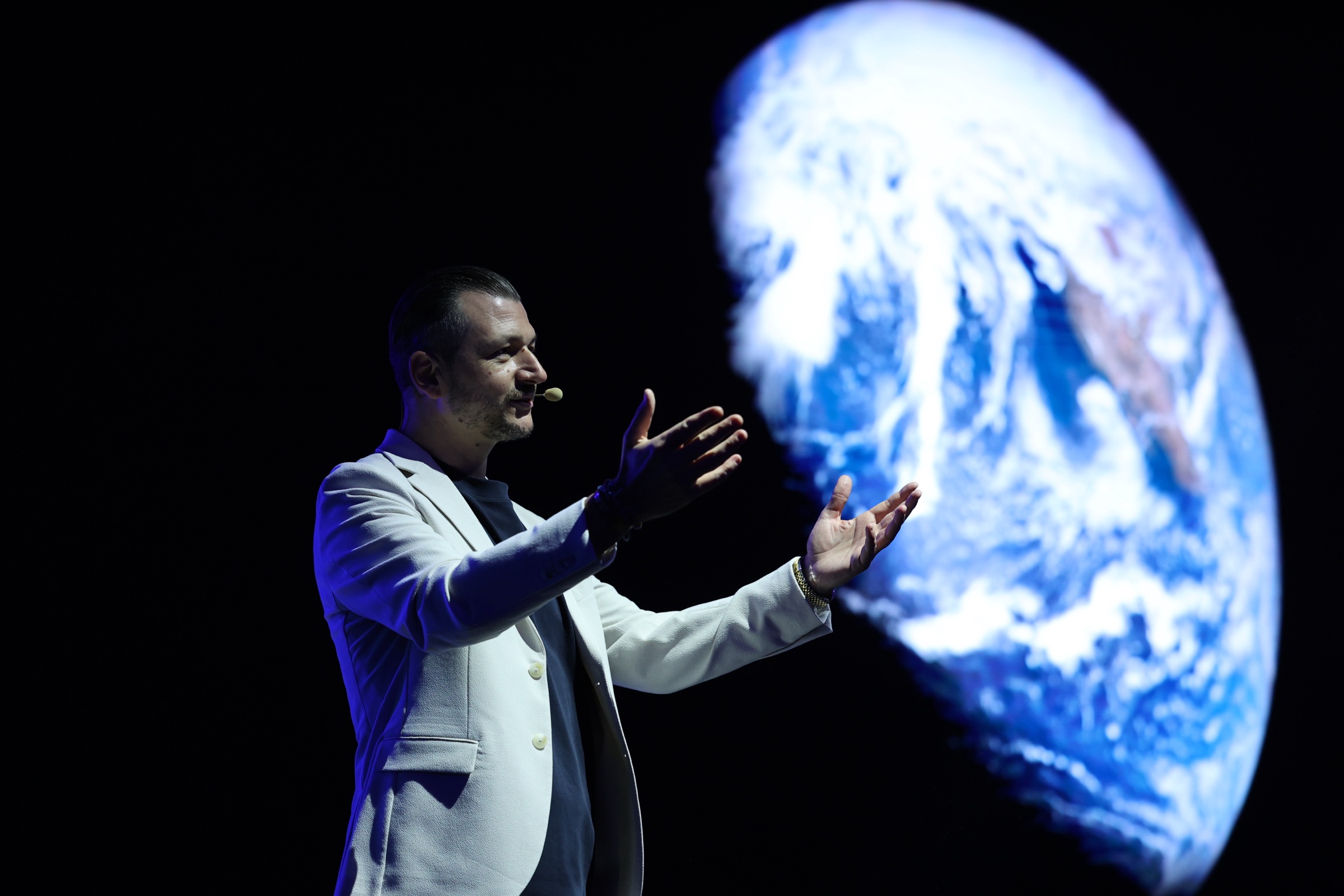 Vincent Avanzi en conférence devant une image de la Terre à Sustainable Brands Türkiye