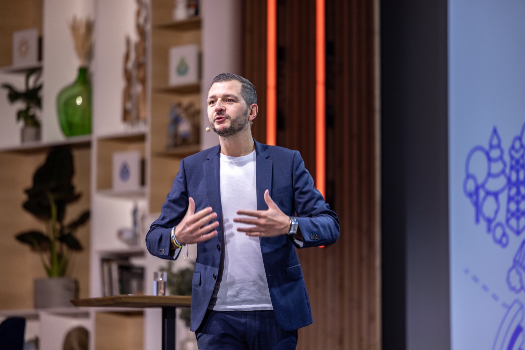 Vincent Avanzi speaking on stage